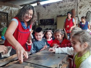 Daract- Los pequeños del Jardín de Infantes "Rayitos de Sol" visitaron el taller de artesanías de "El Caldenero"