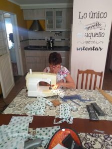 A contrarreloj: 30 mujeres ya fabricaron mas de 1.200 barbijos para personal de salud y seguridad de Huinca