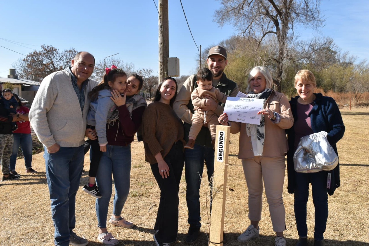 "Un árbol, una historia de vida": Plantan 42 arboles por nacimientos en Realicó